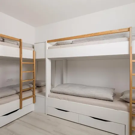 Chillzone - 20m To The Sea, Heated Pool Apartment