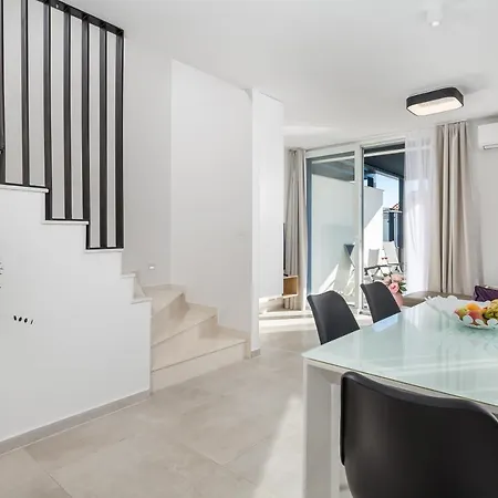 Chillzone - 20m To The Sea, Heated Pool Трогир