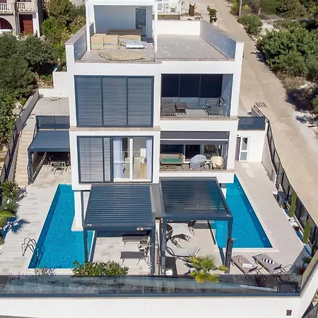 Chillzone - 20m To The Sea, Heated Pool Apartment *