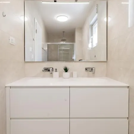 Chillzone - 20m To The Sea, Heated Pool Apartment Trogir