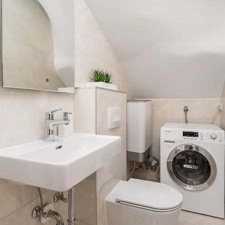 Apartment Chillzone - 20m To The Sea, Heated Pool Trogir