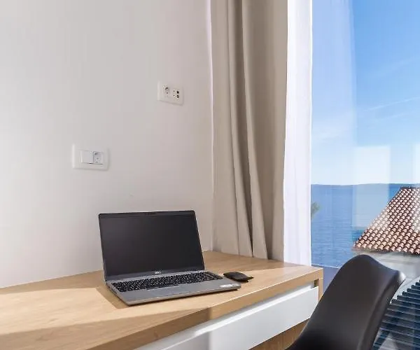 Chillzone - 20m To The Sea, Heated Pool Apartment *