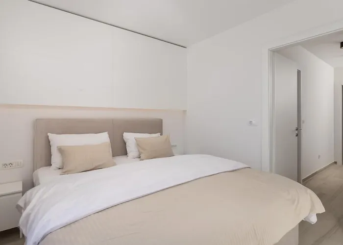 Chillzone - 20m To The Sea, Heated Pool Apartment *