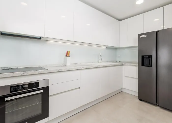 Chillzone - 20m To The Sea, Heated Pool Apartment