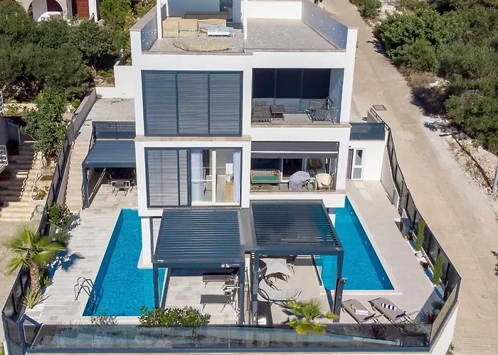 Chillzone - 20m To The Sea, Heated Pool Apartment *