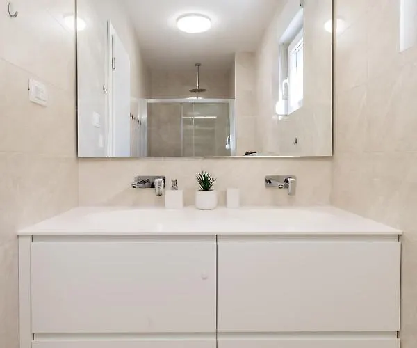 Chillzone - 20m To The Sea, Heated Pool Apartment Trogir