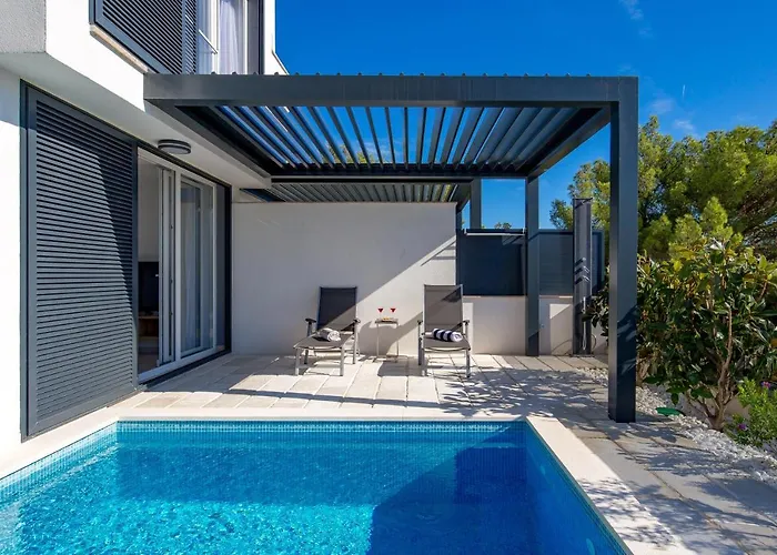 Chillzone - 20m To The Sea, Heated Pool Apartment *