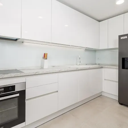 Chillzone - 20m To The Sea, Heated Pool Daire