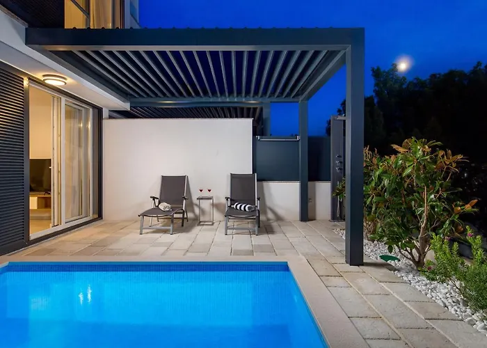 Chillzone - 20m To The Sea, Heated Pool トロギール