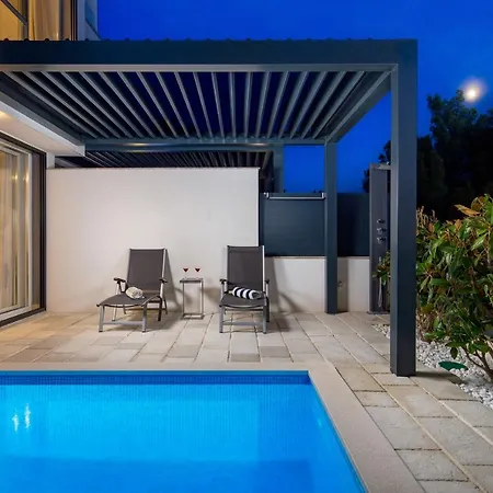 Chillzone - 20m To The Sea, Heated Pool 트로기르