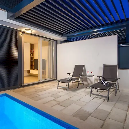 Apartman Chillzone - 20m To The Sea, Heated Pool