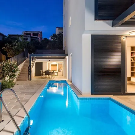 Chillzone - 20m To The Sea, Heated Pool 트로기르