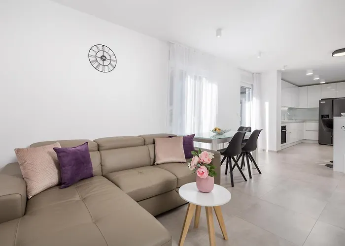 Chillzone - 20m To The Sea, Heated Pool