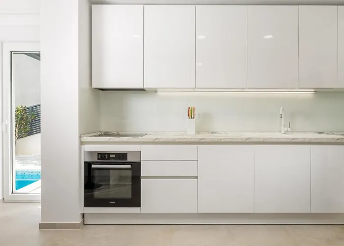 Chillzone - 20m To The Sea, Heated Pool *